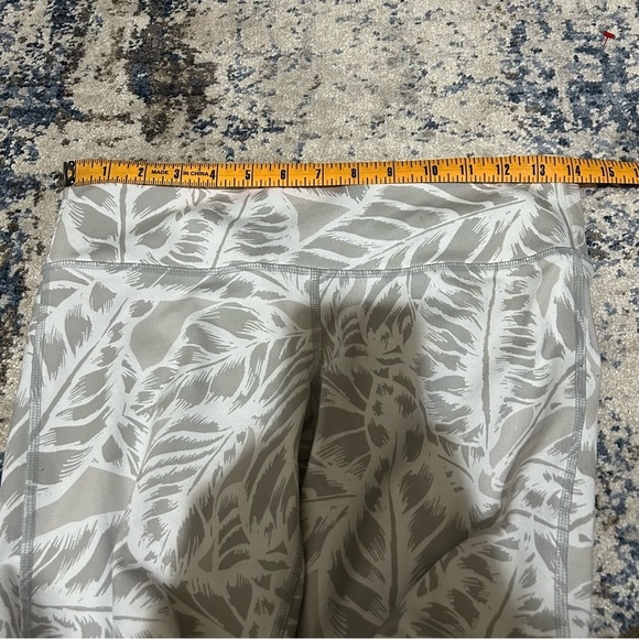Alo Yoga Gray & White Goddess Leggings Size Medium - Picture 11 of 13
